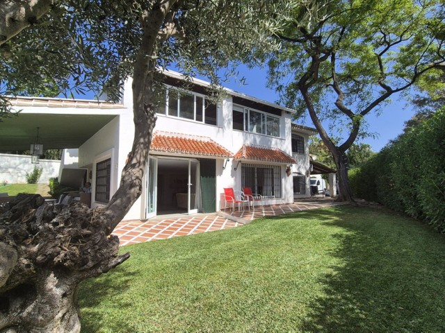 5 Bedrooms Villa in Elviria