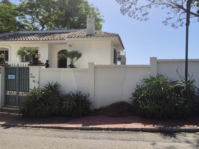 5 Bedrooms Villa in Elviria
