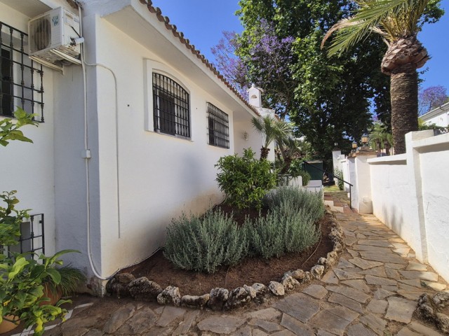 5 Bedrooms Villa in Elviria