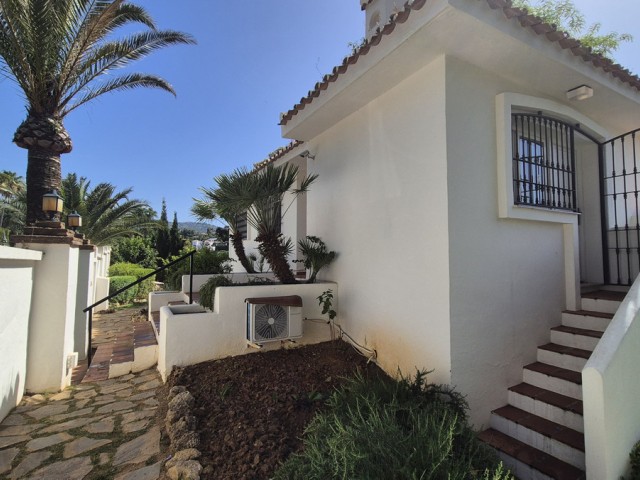 5 Bedrooms Villa in Elviria
