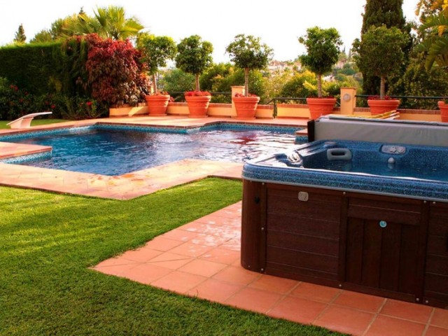 Villa con 6 Dormitorios  en Elviria