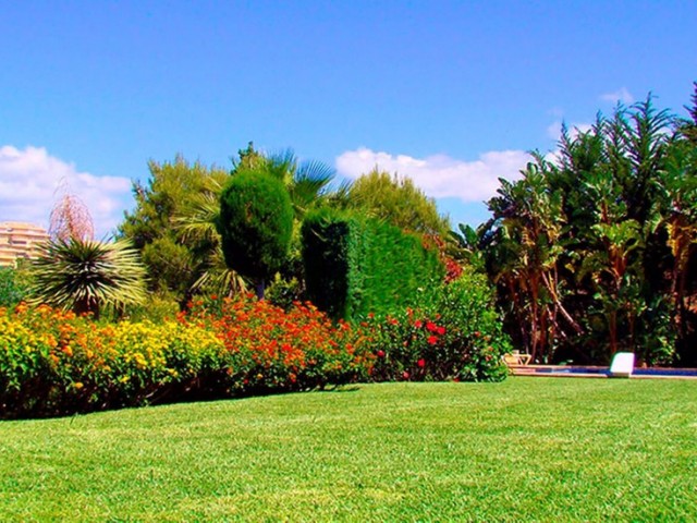 Villa con 6 Dormitorios  en Elviria