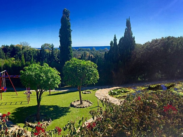 Villa con 6 Dormitorios  en Elviria