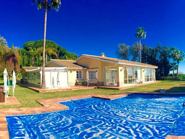 Villa con 6 Dormitorios  en Elviria