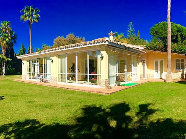 Villa con 6 Dormitorios  en Elviria