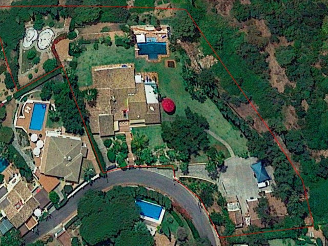 Villa con 6 Dormitorios  en Elviria