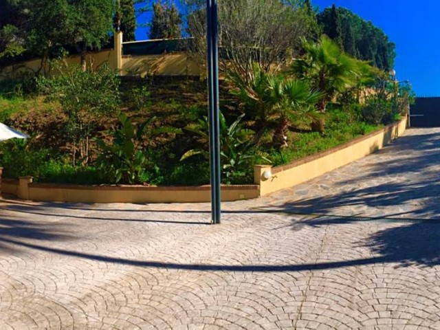 Villa con 6 Dormitorios  en Elviria