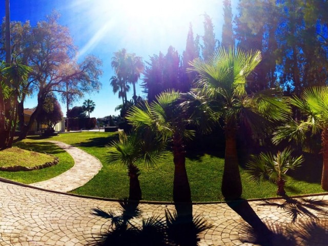 Villa con 6 Dormitorios  en Elviria