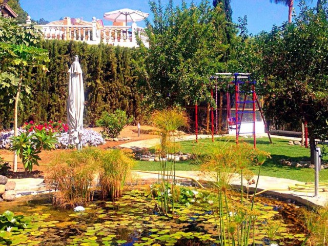 Villa con 6 Dormitorios  en Elviria