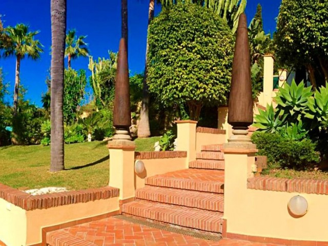 Villa con 6 Dormitorios  en Elviria