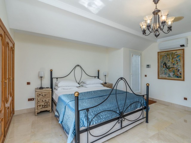 Ático con 5 Dormitorios  en Marbella