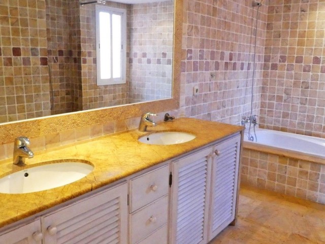 2 Makuuhuoneen Huoneisto Guadalmina Baja