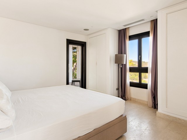 Villa con 5 Dormitorios  en Altos de los Monteros