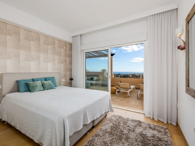 Penthouse avec 4 Chambres  à Nueva Andalucía
