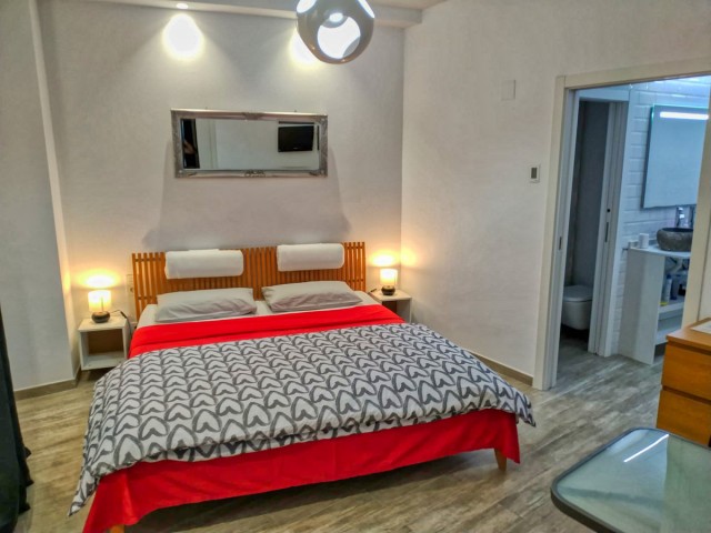 Comercial con 4 Dormitorios  en Málaga