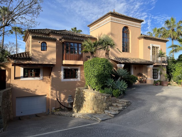 Villa con 6 Dormitorios  en Nueva Andalucía
