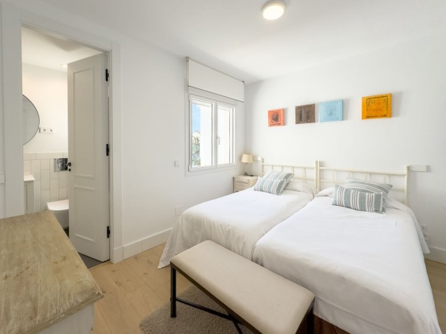 5 Bedrooms Apartment in Guadalmina Baja