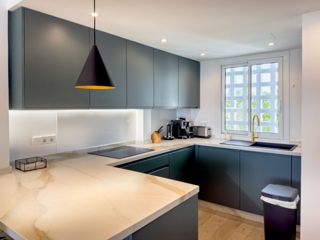 5 Bedrooms Apartment in Guadalmina Baja