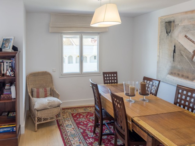 5 Bedrooms Apartment in Guadalmina Baja