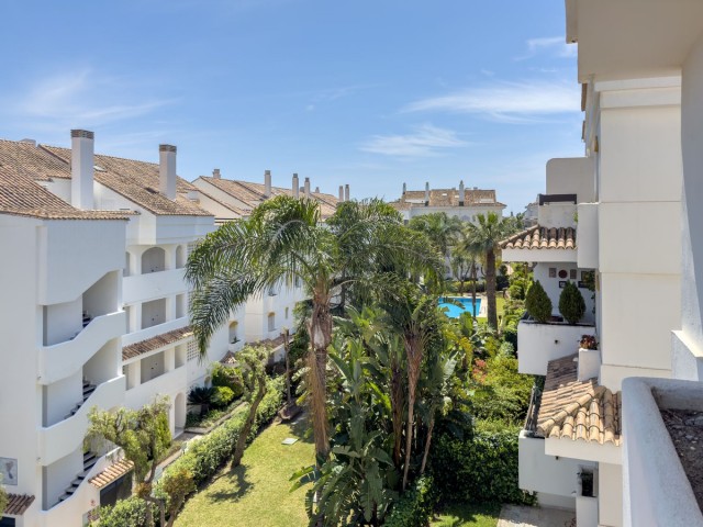 5 Bedrooms Apartment in Guadalmina Baja