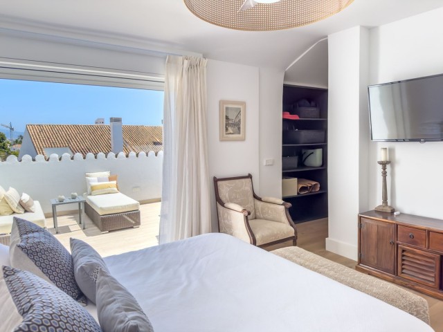 5 Bedrooms Apartment in Guadalmina Baja