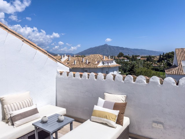 5 Bedrooms Apartment in Guadalmina Baja