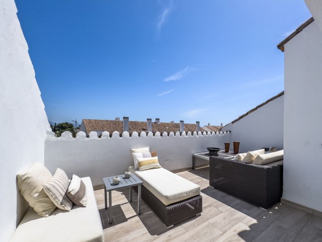 5 Bedrooms Apartment in Guadalmina Baja