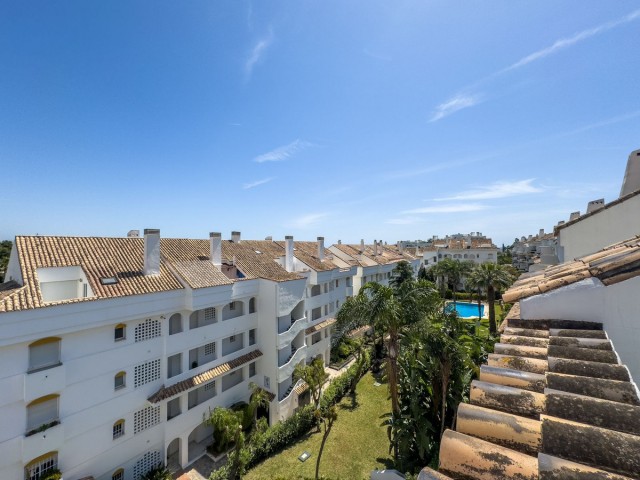 5 Bedrooms Apartment in Guadalmina Baja