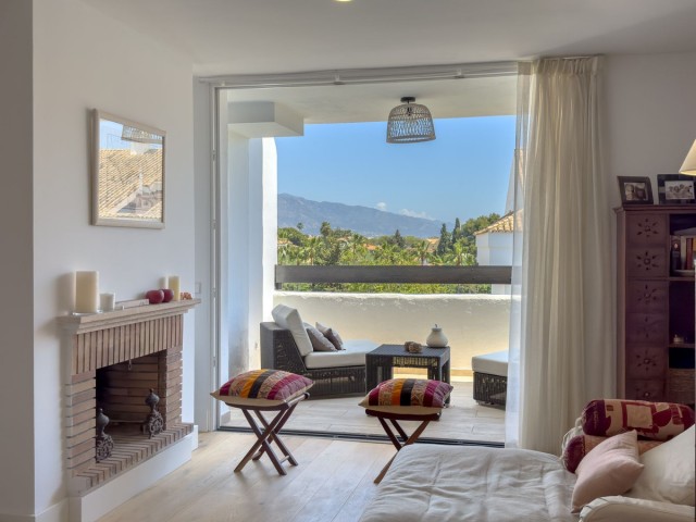 5 Bedrooms Apartment in Guadalmina Baja