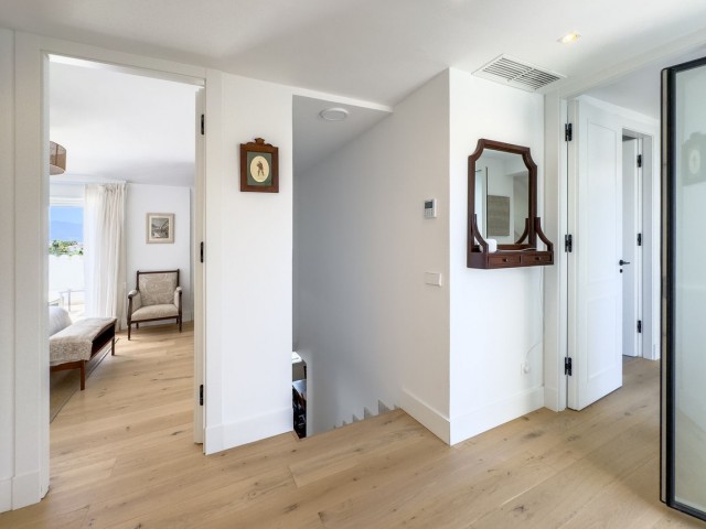 5 Bedrooms Apartment in Guadalmina Baja