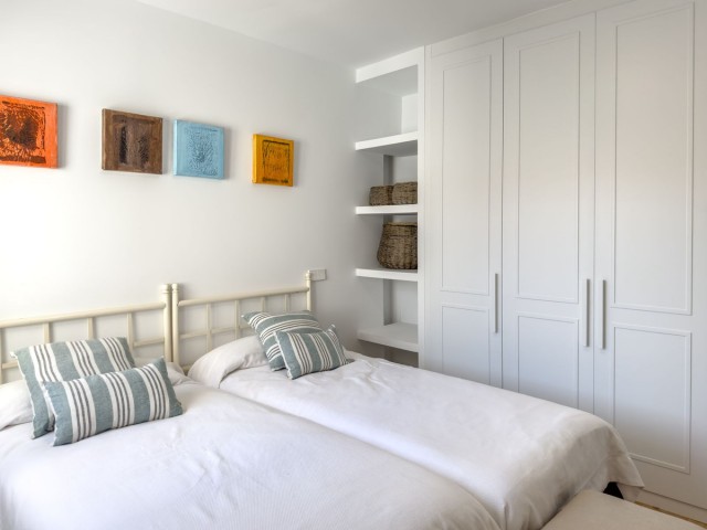 5 Bedrooms Apartment in Guadalmina Baja