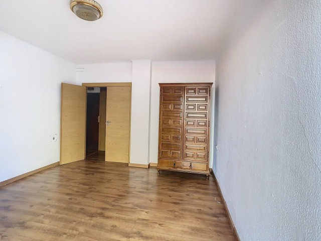 Apartamento con 4 Dormitorios  en Torremolinos