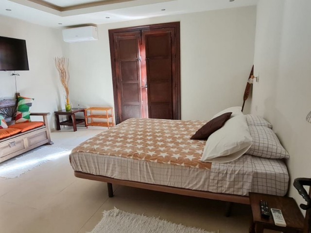 8 Bedrooms Villa in Monda