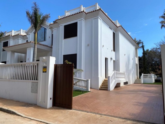 6 Bedrooms Villa in Guadalmina Baja