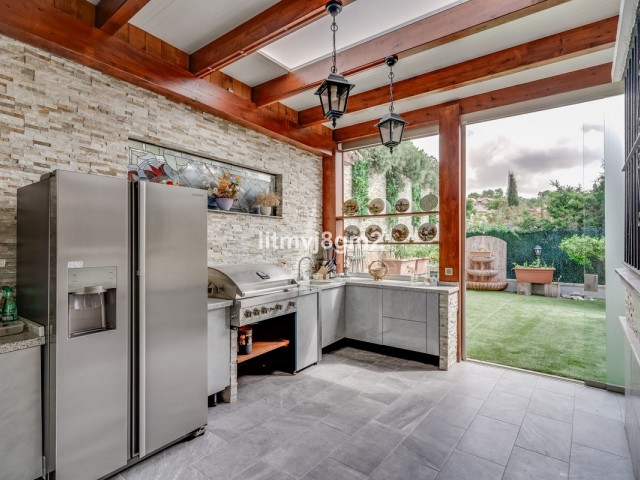 4 Bedrooms Villa in Artola