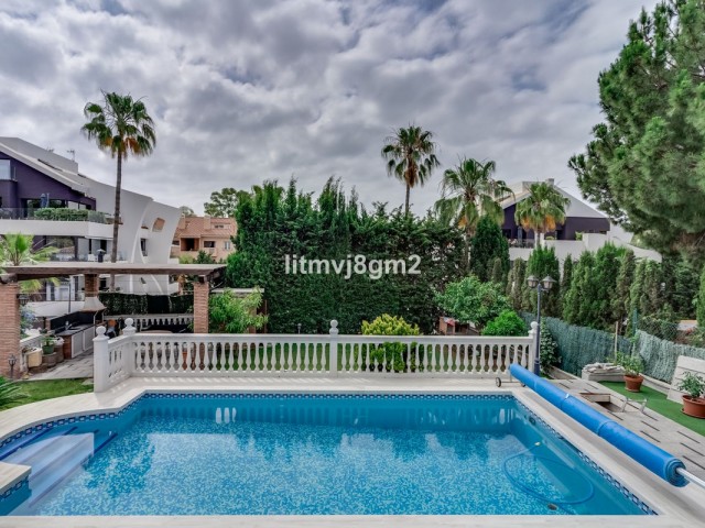 4 Bedrooms Villa in Artola