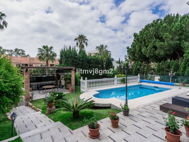 4 Bedrooms Villa in Artola