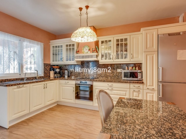 4 Sovrums Villa i Artola