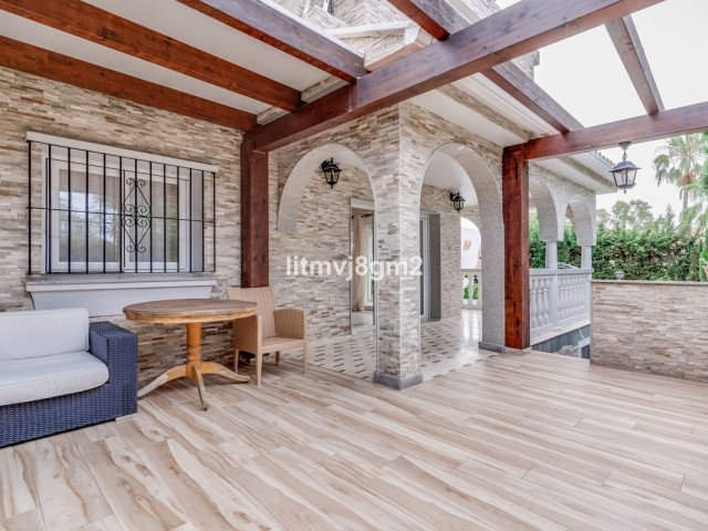 4 Sovrums Villa i Artola