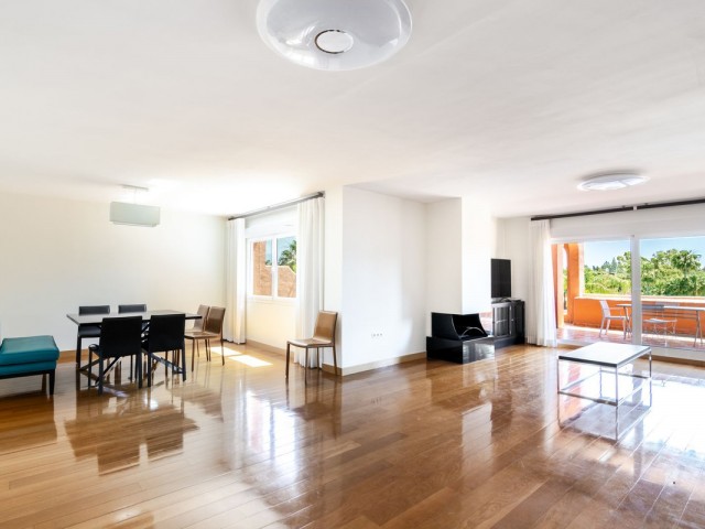 Penthouse avec 3 Chambres  à Guadalmina Baja