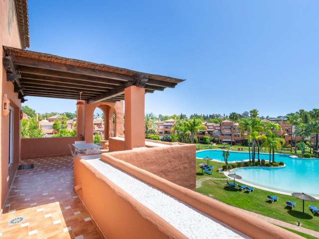 Penthouse avec 3 Chambres  à Guadalmina Baja