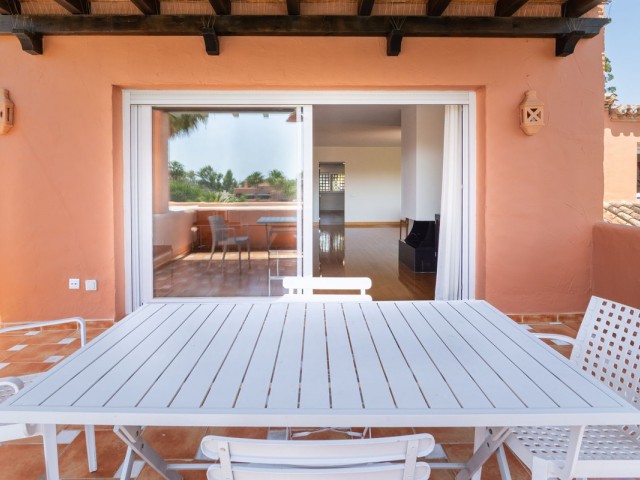 Penthouse avec 3 Chambres  à Guadalmina Baja