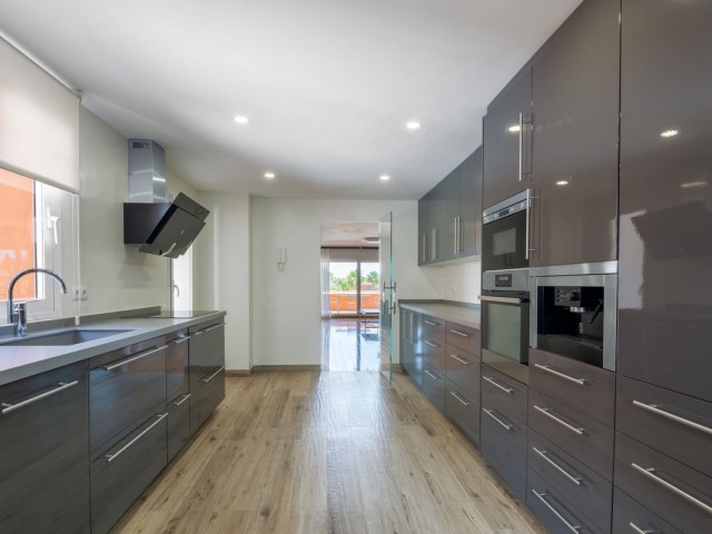 Penthouse avec 3 Chambres  à Guadalmina Baja