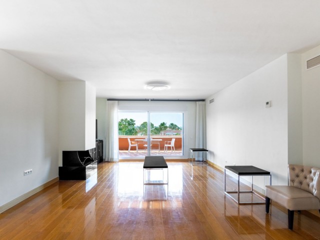 Penthouse avec 3 Chambres  à Guadalmina Baja