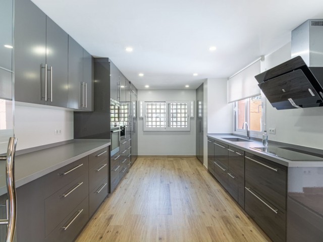 Penthouse avec 3 Chambres  à Guadalmina Baja