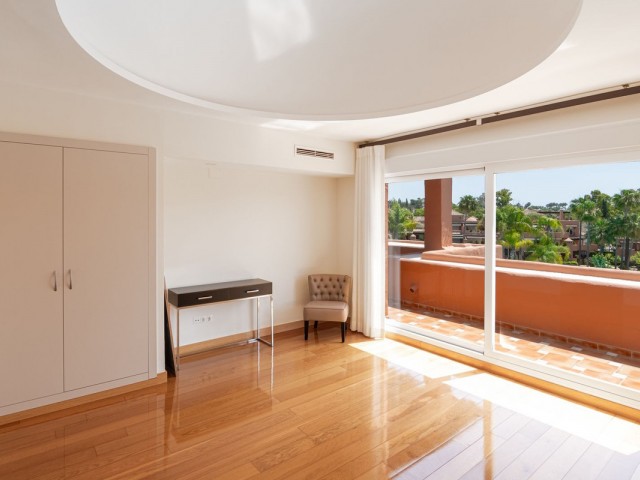 Penthouse avec 3 Chambres  à Guadalmina Baja