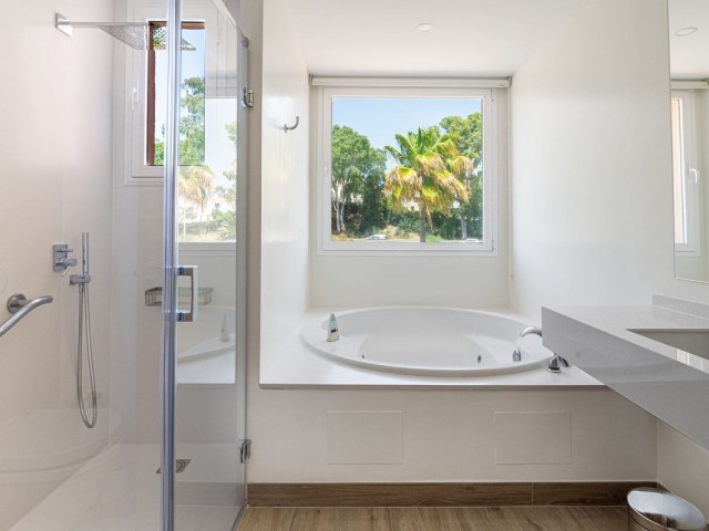 Penthouse avec 3 Chambres  à Guadalmina Baja