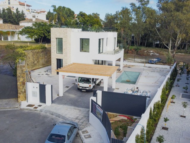 6 Bedrooms Villa in New Golden Mile