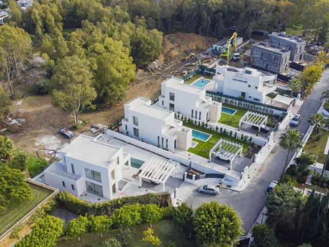 6 Bedrooms Villa in New Golden Mile