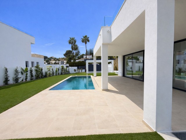 6 Bedrooms Villa in New Golden Mile